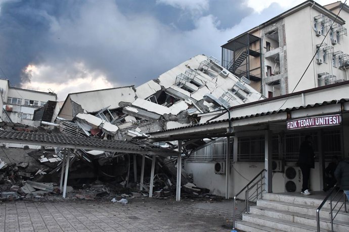 February 7, 2023, Hatay, Turkey: Rescue teams try to reach trapped residents inside the ruins of Iskenderun City Hospital at Iskenderun in Hatay, south Turkey. A powerful earthquake has hit a wide area in south-eastern Turkey, near the Syrian border, ki