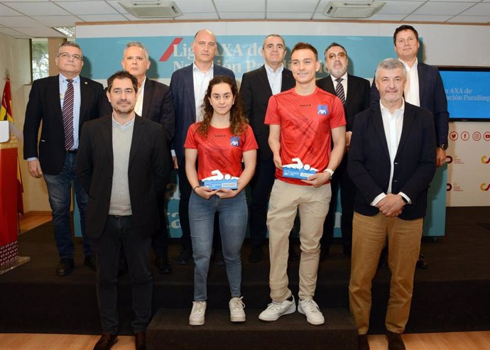 Beatriz Lérida e Íñigo Llopis posan con sus trofeos de mejores nadadores de la I Liga AXA de natación paralímpica