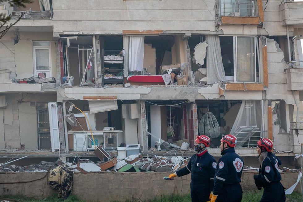 Equipos de rescate en Turquía, azotada por un fuerte terremoto el 6 de febrero