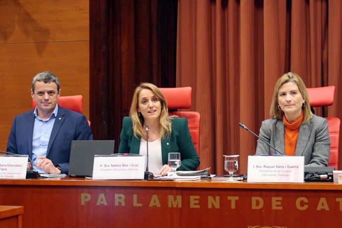 El director general d'Economia i Hisenda, Josep Maria Villarrubia; la consellera, Natalia Mas, i la presidenta de la Comissió, Raquel Sans.