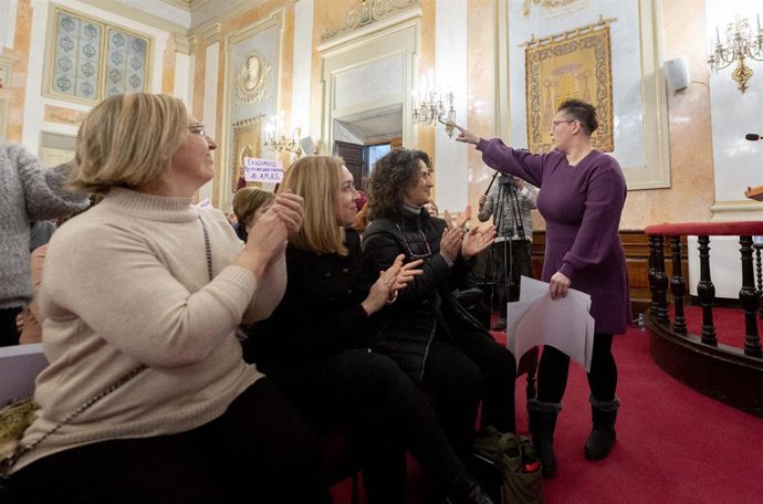 La trabajadora de la Residencia de mayores Francisco de Vitoria María Cristina González durante una sesión extraordinaria del Pleno en el Ayuntamiento