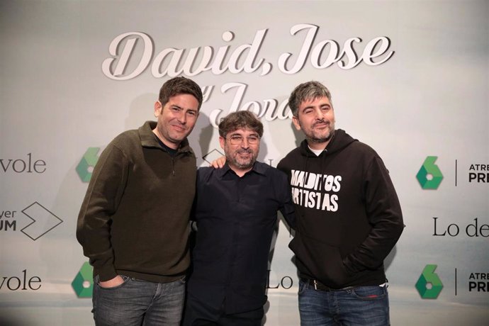 El periodista Jordi Évole posa junto con los hermanos de Estopa, David y Jose Muñoz, en la presentación de la cuarta temporada del programa 'Lo de Évole'