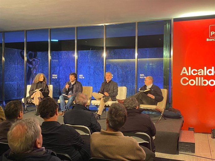 El candidato del PSC a la alcaldía de Barcelona, Jaume Collboni, en un acto en el Pavelló Mies van der Rohe, junto a los arquitectos Ana Bassat, Dani Mdol y Patxi Mangado.