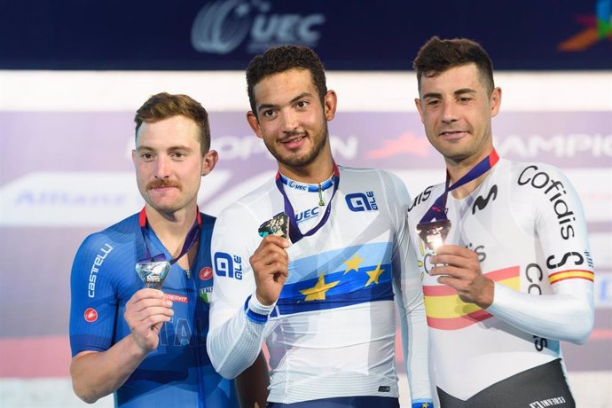 Archivo - Sebastián Mora posa con su medalla de bronce en Omnium de los Europeos de Ciclismo en Pista de 2022