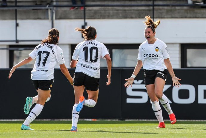 Berta Pujadas celebra un gol del Valencia con Fiamma Benítez y Ana Marcos