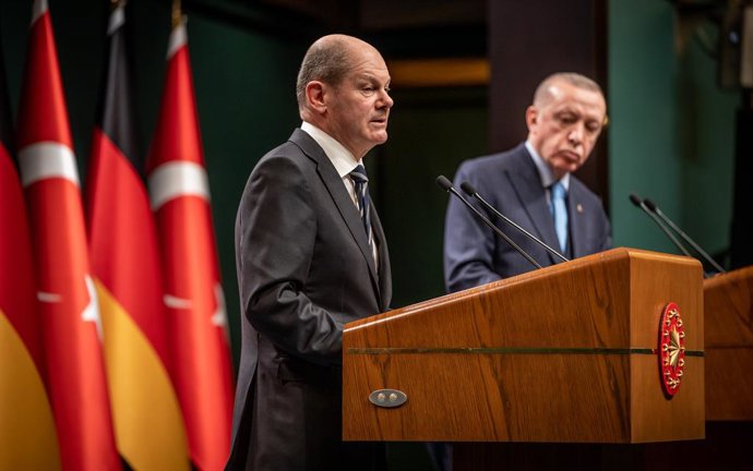 Archivo - 14 March 2022, Turkey, Ankara: Turkish President Recep Tayyip Erdogan and German Chancellor Olaf Scholz (L) hold a joint press conference following their meeting at the Presidential Palace in Ankara. Photo: Michael Kappeler/dpa