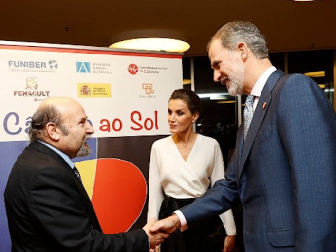 Los Reyes Felipe y Letizia durante su visita al Banco Económico
