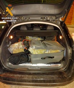Imagen de la marihuana oculta en el maletero del vehículo