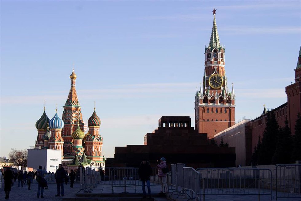 Archivo - Fachada del Kremlin junto a las cúpulas de la catedral de San Basilio, en Moscú, Rusia.