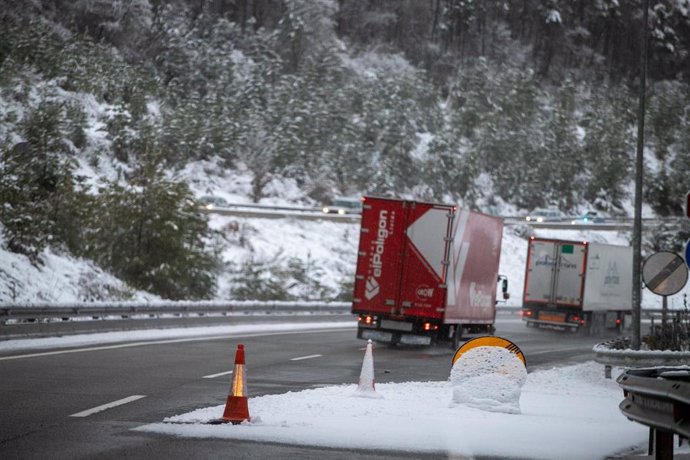 Varios camiones circulan durante la nevada, a 7 de febrero de 2023, en Vic, Barcelona, Catalunya (España). 