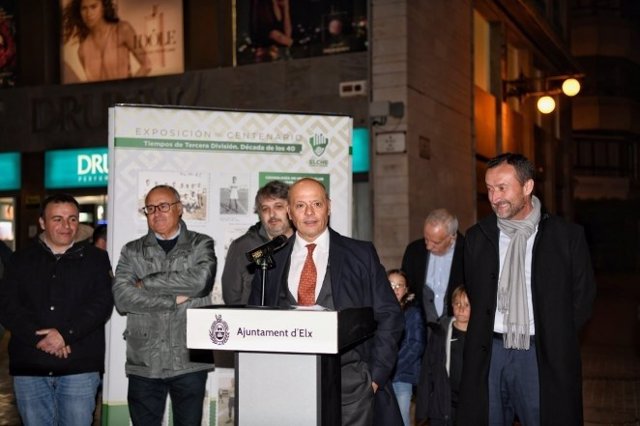 El presidente del Elche CF, Joaquín Buitrago,durante la inaguración de la exposición '100 años de sentimiento franjiverde'