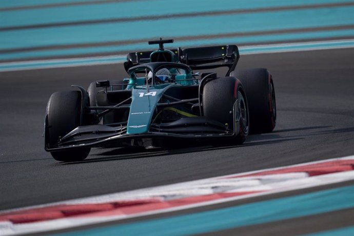 Archivo - Fernando Alonso pilotando el Aston Martin en los test de postemporada de 2022 en Abu Dabi