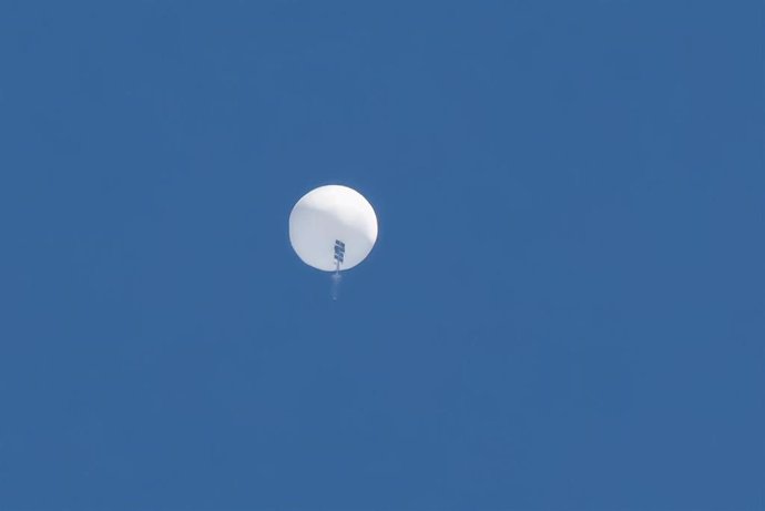 El presunto  globo espía chino poco antes de ser derribado sobre Surfside Beach, Carolina del Sur.