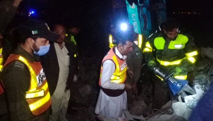 Servicios de emergencia inspeccionan la zona del accidente