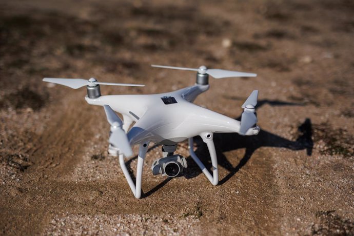 Un dron posado durante la jornada de selección de 30 pilotos e instructores de drones para el operador de drones Aerocamaras, en el Aeródromo de Villanueva del Pardillo, a 14 de enero de 2023, en Madrid (España). La empresa gallega Aerocámaras, autoriza