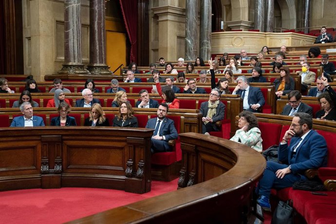 Vista general de las votaciones durante una sesión plenaria en el Parlament. Foto de archivo.