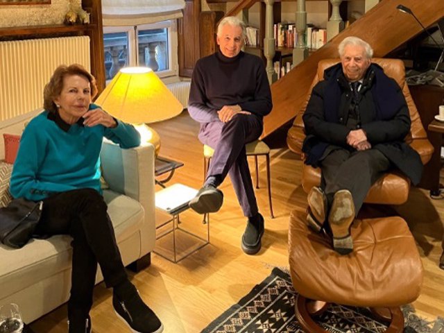 Patricia Llosa y Mario Vargas Llosa, con su hijo Álvaro, en su casa de París