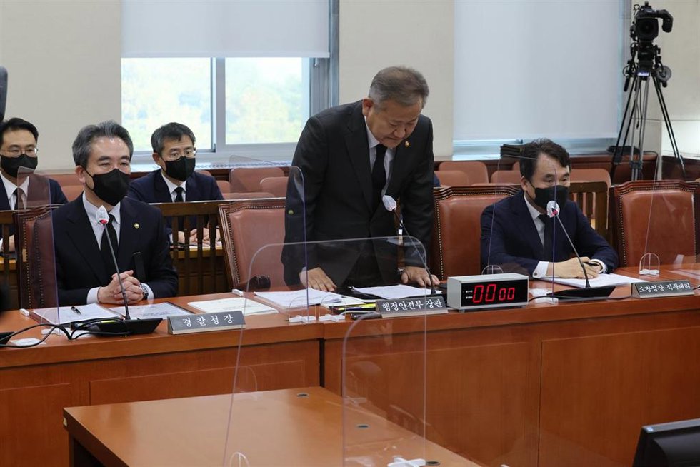Archivo - El ministro del Interior de Corea del Sur, Lee Sang Min (c), se disculpa tras la tragedia de Halloween en Itaweon, Seúl