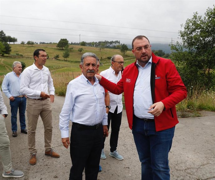 Archivo - Miguel Ángel Revilla y Adrián Barbón