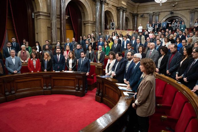 Minuto de silencio en el pleno del Parlament por el terremoto en Turquía y Siria