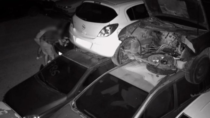 La Guardia Civil ha logrado esclarecer dos robos en desguaces en la localidad de Pilas.