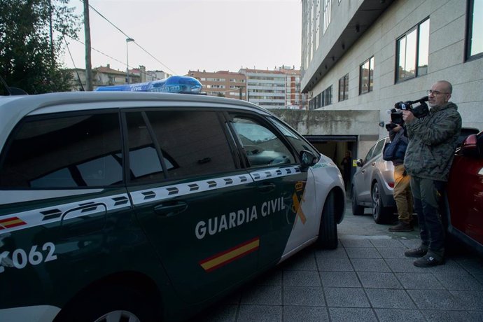 El presunto asesino de Beatriz L.G., cuyo cadáver apareció en el acceso a su vivienda de Baiona, llega en un vehículo de la Guardia Civil a los Juzgados de Vigo, a 8 de febrero de 2023.