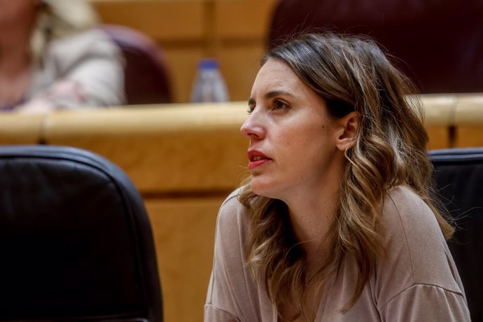 La ministra de Igualdad, Irene Montero, durante una sesión plenaria de control en el Senado, a 7 de febrero de 2023, en Madrid (España). Durante el pleno, se han tratado temas como la tasa de desempleo juvenil -de la que el Estado español tiene más alta