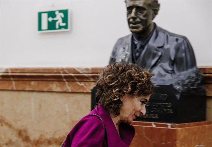 La ministra de Hacienda y Función Pública, María Jesús Montero, durante una sesión plenaria en el Congreso de los Diputados, a 7 de febrero de 2023, en Madrid (España). El Pleno del Congreso debate hoy una proposición no de ley del PP para impulsar una 