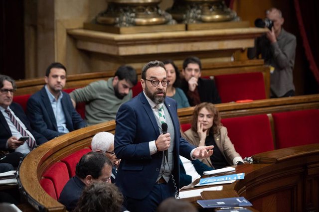 El conseller de Territorio de la Generalitat, Juli Fernàndez, en la sesión de control al Govern en el pleno del Parlament