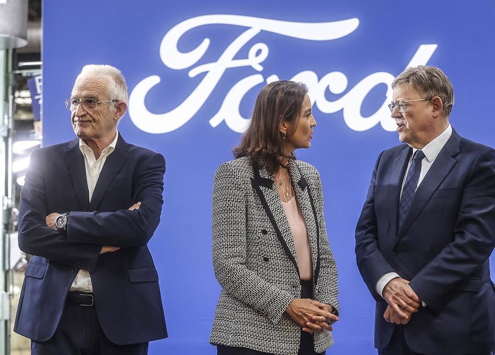 Archivo - (I-D) El director de fabricación de Ford España, Dionisio Campos; la ministra de Industria, Comercio y Turismo, Reyes Maroto y el president de la Generalitat, Ximo Puig, durante su visita a las instalaciones de la fábrica de Ford en Almussafes