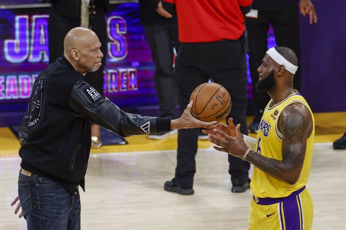 FILED - 07 February 2023, US, Los Angeles: Kareem Abdul-Jabbar presents a ball to Los Angeles Lakers forward LeBron James (R) after he scored to pass him and became the NBA's all-time leading scorer during an NBA basketball game against the Oklahoma Cit