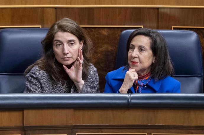 La ministra de Justicia, Pilar Llop, y la  ministra de Defensa, Margarita Robles, en el Pleno del Congreso