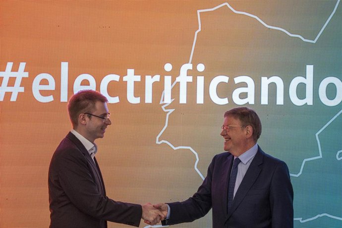 Archivo - El president de la Generalitat, Ximo Puig (d), da la mano al Jefe de Operaciones de PowerCo, Sebastian Wolf, en la firma con representantes de PowerCo (Grupo Volkswagen) del convenio de colaboración para el desarrollo de la planta de baterías 