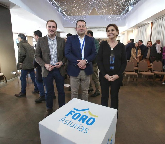 La presidenta de Foro Asturias, Carmen Moriyón, con Carlos Suárez, junto con el secretario general de la organización y candidato a la Presidencia del Principado, Adrián Pumares.