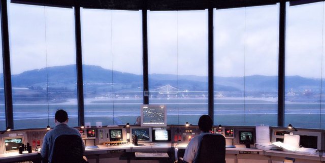 Archivo - Torre de control del aeropuerto de Bilbao  