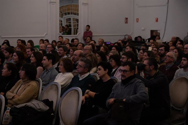 Archivo - El público durante la actuación del actor Luis Zahera en el Festival Actual 2023, en el Círculo Logroñés, a 5 de enero de 2023, en Logroño, La Rioja (España)