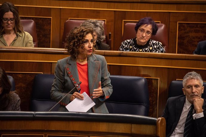 La ministra de Hacienda y Función Pública, María Jesús Montero, interviene durante una sesión de control al Gobierno, en el Congreso de los Diputados, a 8 de febrero de 2023, en Madrid (España). Durante las sesión de control al Gobierno, Sánchez respond