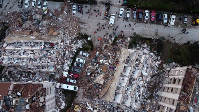 Vista aérea de edificios destruidos en Hatay por los terremotos en el sur de Turquía, cerca de la frontera con Siria