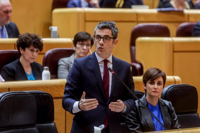 La portavoz del Gobierno y ministra de Política Territorial, Isabel Rodríguez, y el ministro de la Presidencia, Relaciones con las Cortes y Memoria Democrática, Félix Bolaños, durante una sesión plenaria de control en el Senado, a 7 de febrero de 2023.