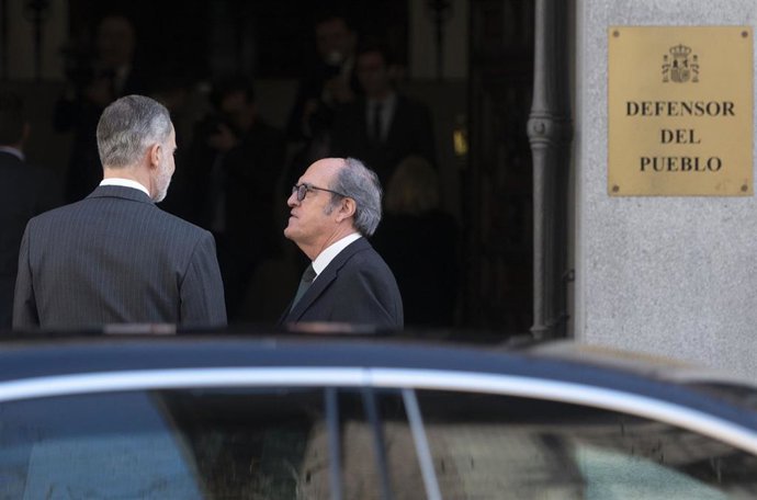 El Rey Felipe VI (i) y el Defensor del Pueblo, Ángel Gabilondo (d), 