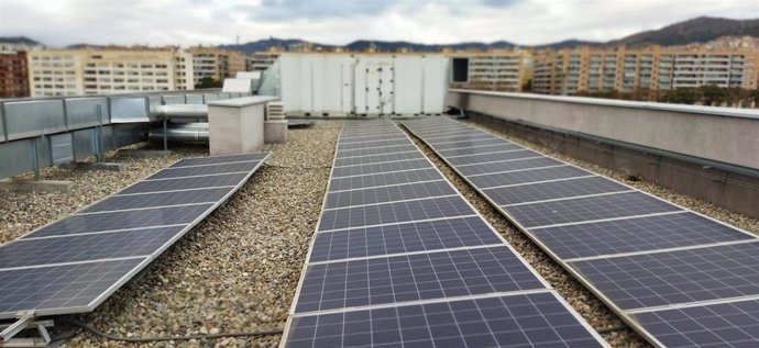 Placas solares fotovoltaicas en el tejado de la Escola La Maquinista de Barcelona.