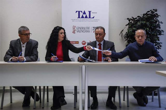 CEV, CCOO PV Y UGT-PV Firman El Acuerdo De Solución Autónoma De Conflictos Laborales. El Secretario General De UGT-PV, Ismael Sáez; La Secretaria General De CCOO PV, Ana García; Y El Presidente De La CEV, Salvador Navarro.