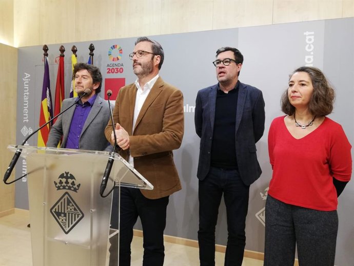 El concejal de Justicia Social, Alberto Jarabo; el alcalde de Palma, José Hila; el concejal de Cultura y Bienestar Social, Antoni Noguera; y la concejal de Modelo de Ciudad, Neus Truyol, en la rueda de prensa.