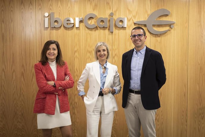 Archivo - La directora de Desarrollo de Negocio de Empresas, Cristina Mateo; la directora de Banca de Empresas de Ibercaja, Teresa Fernández, y el, jefe de Estrategia Comercial de Banca de Empresas, Toño Ruiz.