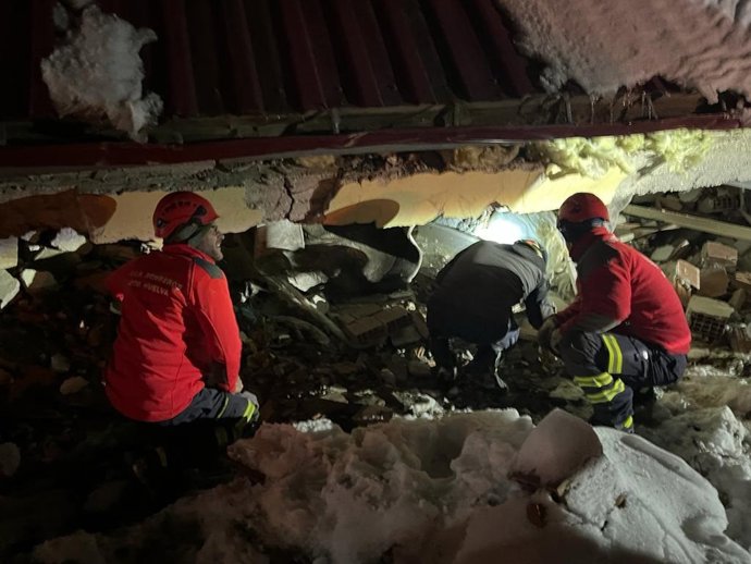 Los bomberos onubenses realizan labores de desescombro en las zonas afectdas por el terremoto de Turquía.