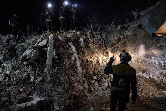 Un grupo de 'cascos blancos' durante las tareas de búsqueda y rescate en el noroeste de Siria a raíz de los terremotos en Turquía