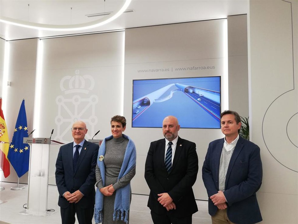 I-D: Bernardo Ciriza, consejero de Cohesión Territorial; María Chivite, presidenta de Navarra; José Luis Arasti, delegado del Gobierno; y el director general de Obras Públicas e Infraestructuras, Pedro López, en la presentación de las obras.