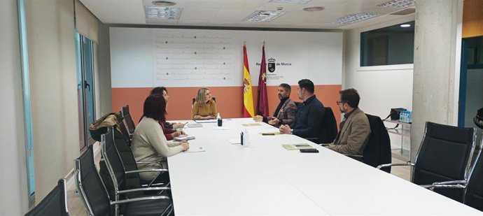 La consejera Ruiz Caballero, junto al presidente de la Federación de Empresarios de Hostelería y Turismo de la Región de Murcia (HoyTú), Jesús Jiménez