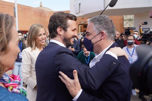 Archivo - El exlíder del PP Pablo Casado saluda a Elías Bendodo al llegar al congreso extraordinario del PP, a 1 de abril de 2022, en Sevilla, Andalucía (España).