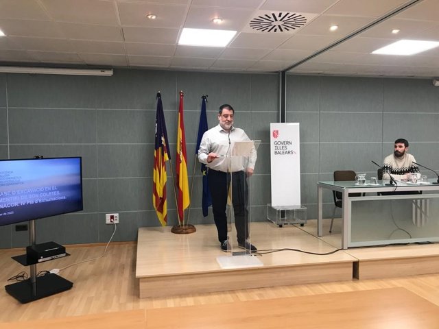 Archivo - El secretario autonómico de Sectores Productivos y Memoria Democrática, Jesús Jurado, y el director general de Memoria Democràtica, Marc Andreu Herrera, en rueda de prensa sobre el inicio de los trabajos de exhumaciones del IV Plan de Fosas del 